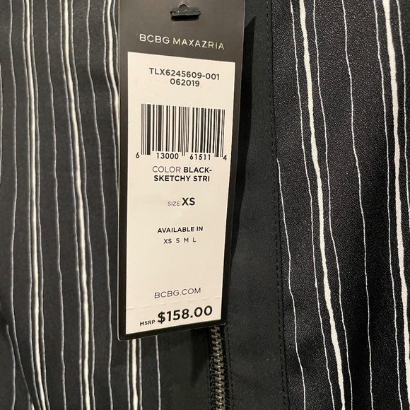 BCBG MaxAzria Tunic Blouse Size XS Black and White. Stylish short-sleeved design - Picture 7 of 9